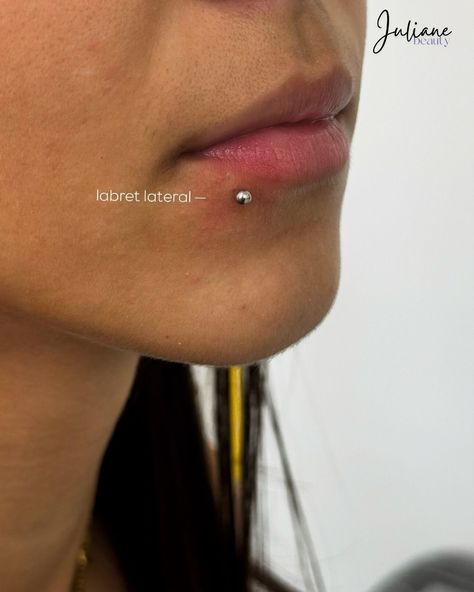 Um furo diferente para mostrar que expressar sua personalidade também pode ser feito através de um piercing. Labret lateral maravilhoso! Piercing Labret Lateral, Labret Lateral, Piercing Labret, Piercings