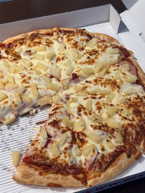 Pineapple Pizza Aesthetic, Hawaii Pizza, Pineapple Pizza, Pizza Pizza, Breakfast Pizza, Food Inspo, Hawaiian Pizza, Easy Breakfast, Summer Party