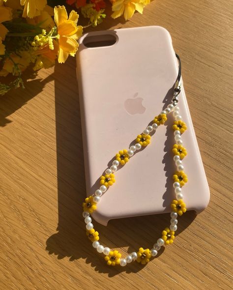 Beaded flower phone straps 🌸🌼🌺 Which colourway is your fave? #phonestraps #phonebeads #beadedflower #phoneaccessories #cottagecoreaesthetic Flower Cottagecore, Phone Accessories Diy, Diy Phone Case Design, Phone Straps, Collage Phone Case, Diy Jewelry Unique, Pearls Diy, Beaded Necklace Diy, Handmade Jewelry Tutorials