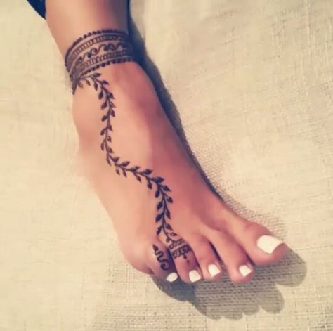 Henna Design On Foot, Henna On Feet Simple, Anklet Henna Designs, Henna For Feet Designs, Easy Feet Henna, Foot Henna Simple, Henna Designs On Foot, Henna Design Foot, Henna Feet Designs Simple