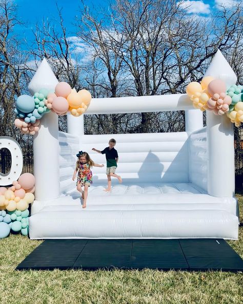 🤍🐰READY FOR SPRING AND WHITE BOUNCE HOUSES!!!!! 🐰🌼🌸🤍 White Bounce House: @sleepovertinytentco Marquee Letters: @alpha_litwichita Balloons: @presh.ict www.sleepovertinytentco.com #modernbouncehouse #hopintospring #whitebouncehouse #whitebouncecastle #spring #makingmemories #balloons #wichita #welovewichita #ict #wichitaks #andoverks #parties #getoutsideandplay White Bounce House Birthday, Sweet 16 Inspo, White Bounce House, Jump House, Bounce House Birthday, The Sleepover, Fairy Theme, Bounce Houses, Bouncy House