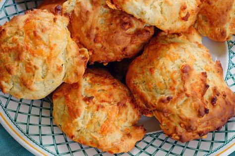 Olive Oil Drop Biscuits with Parmesan and Chive Garlic Drop Biscuits, Olive Recipes, Oil Drop, Drop Biscuits, Garlic Olive Oil, Savory Recipes, Savoury Food, Black Pepper, Easy Recipe