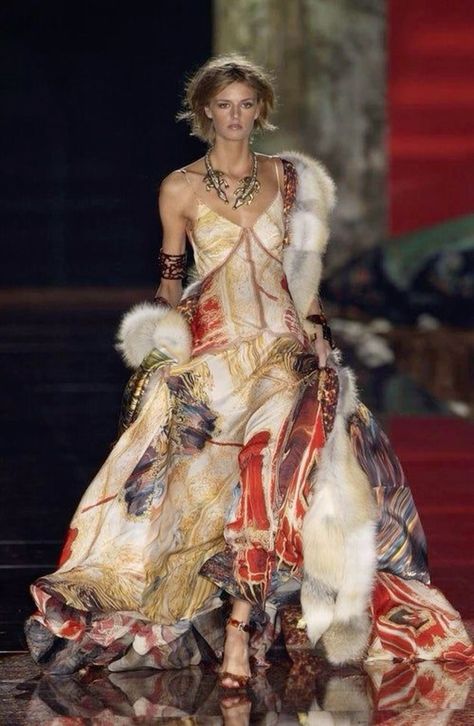 Roberto Cavalli 2003 spring Milan FW High Fashion Runway, Runway Fashion Couture, Vintage Runway, Runway Outfits, Moda Vintage, Life Tips, Beauty And Lifestyle, Mode Inspo, Roberto Cavalli