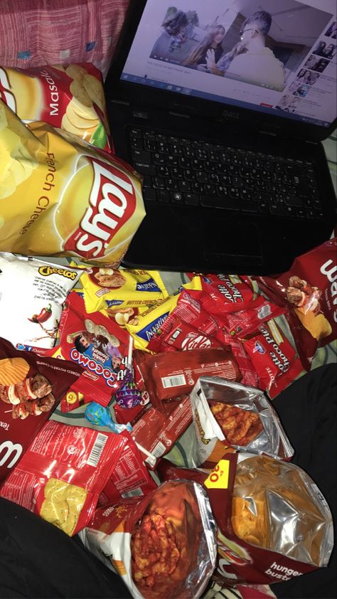 Lays Chips Snapchat Story, Late Night Snacks Snapchat, Late Night Snacks Aesthetic, Sleeping Snap, Girls Night Snacks, Healthy Weight Gain Foods, Food For Sleep, Lays Chips, Choco Pie