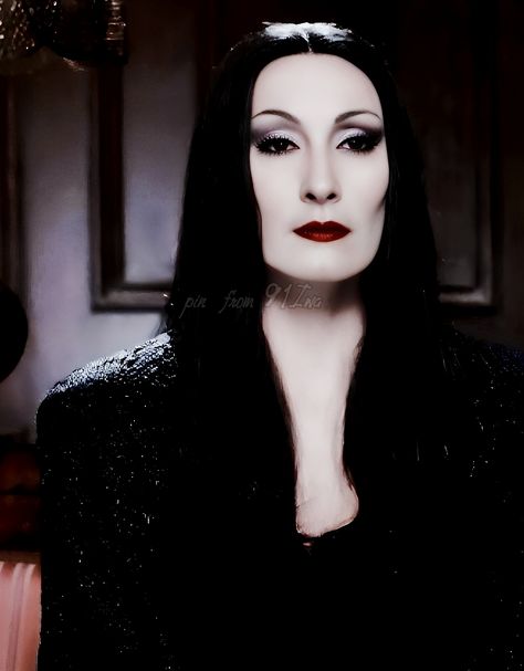 Morticia Addams 1991 Aesthetic, Morticia Addams Makeup, Addams Family 1991, Addams Familie, Addams Family Costumes, Gomez And Morticia, Gomez Addams, Tim Burton Style, Anjelica Huston