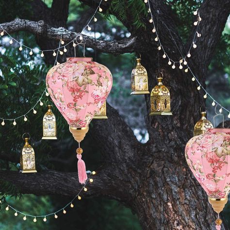 Autumn Lantern, Silk Lanterns, Lantern Chinese, Lanterns Outdoor, Japanese Party, Japanese Paper Lanterns, Paper Lantern Lights, Hanging Paper Lanterns, Chinese Paper Lanterns