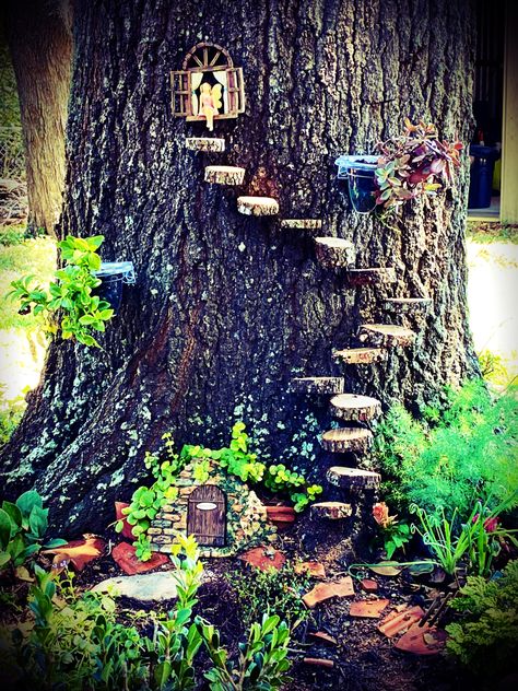 Fairy Garden Tree, Stump Ideas, Magical Fairy Garden, Diy Garden Decor Projects, Diy Fairy Door, Fairy Garden Pots, Fairy Tree Houses, Fairy Village, Fairy House Diy