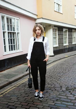 Photo | Inspiration | Bloglovin' Dungaree Outfit, Brittany Bathgate, Minimalist Moda, Overalls Outfit, Black Overalls, Easter Weekend, Easy Style, Minimal Chic, Mode Inspiration