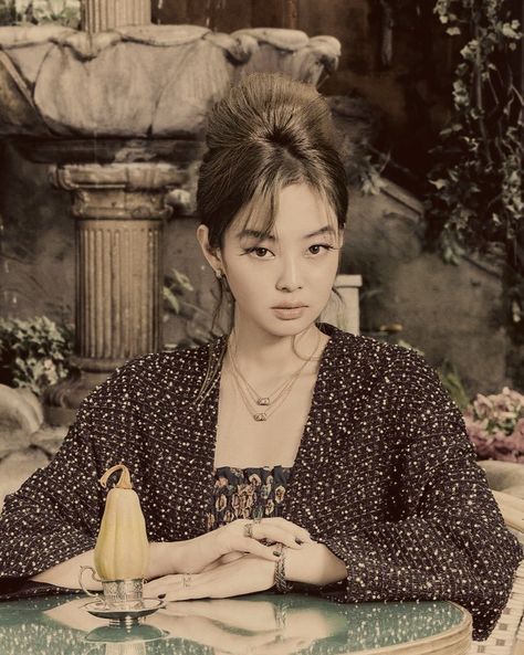 Kim Jennie of ELLE | Vintage Old Edit Jennie 90s Vibes, Blackpink Vintage, Jennie Vintage, Jennie Rubyjane, Kpop Vintage, Flower Photoshoot, Blackpink Aesthetic, 90s Vibes, Jennie Ruby Jane