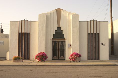 Deco Action, Fusion Architecture, Art Deco Arquitectura, Art Deco Facade, Art Deco Exterior, Art Deco Houses, Thesis Ideas, Arte Art Deco, Deco Interiors