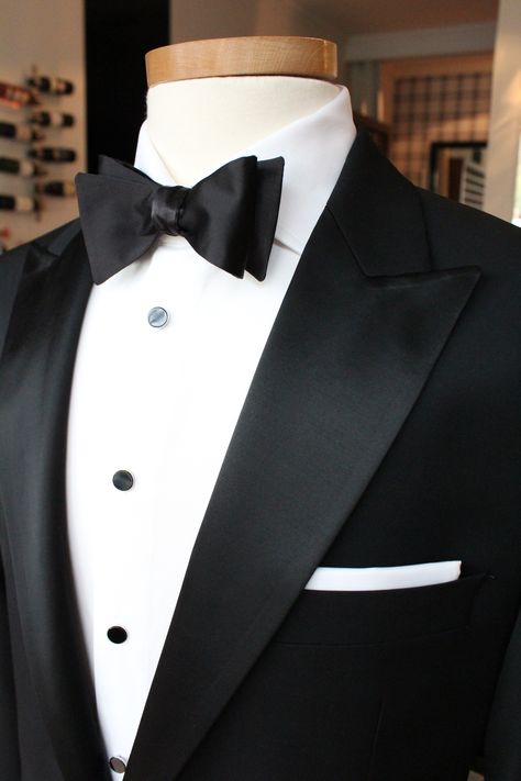 Fashion Outfits Europe, Royal Tuxedo, Wyatt Halliwell, Tuxedo Ideas, Men Fashion Outfits, Wedding Suits Men Black, Outfits Europe, Men Tuxedo, Black Tie Tuxedo