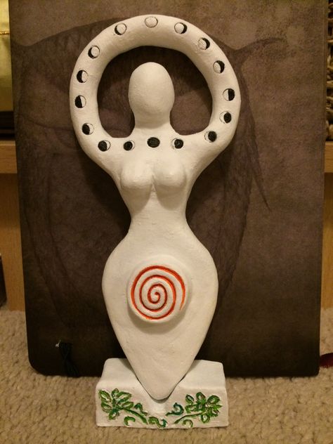 Moon goddess statue. Made with air drying clay. Clay Goddess Diy, Wicca Diy, Wicca Crafts, Statue Clay, Sacred Feminine Art, Clay Goddess, Easy Clay Sculptures, Clay Decor, Air Drying Clay