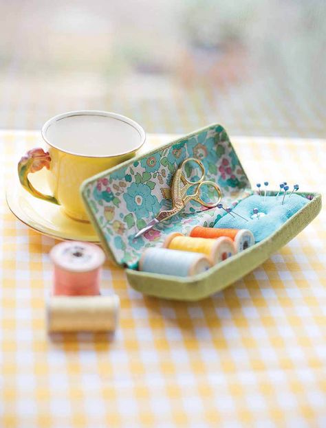 Sewing Kit Box, Hantverk Diy, Sewing Case, Astuces Diy, Operation Christmas Child, Trendy Sewing, Sewing Tutorials Free, Cadeau Diy, Needle Book