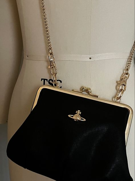 Bags Vivienne Westwood, Vivienne Westwood Granny Frame Purse, Vivienne Westwood Bag Aesthetic, Old Money Purse Aesthetic, Black And Gold Aesthetic Fashion, Old Money Purse, Old Money Items, Nana Hachi Aesthetic, Hachi Aesthetic