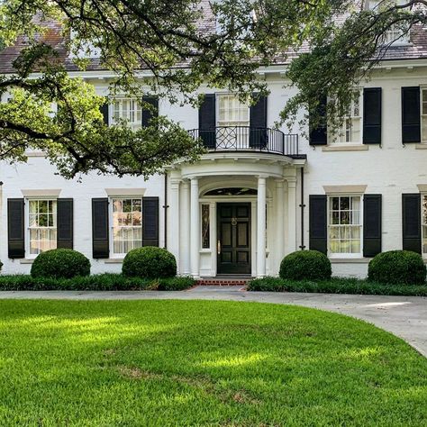 The Potted Boxwood on Instagram: “the type of house you want to grow up in 🍃 #chicindallas #curbappeal #architecture #landscape #design #house #dallas #thepottedboxwood” White Colonial House, Colonial Chic, Potted Boxwood, White Colonial, Colonial House Exteriors, White Exterior Houses, Southern Design, Southern Homes, Dream Cottage