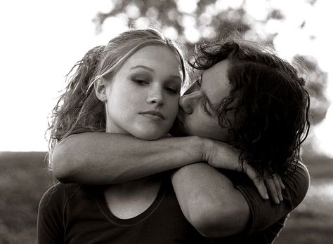 Pat & Kat (10 Things I Hate About You). This is where I first fell in love with Heath Ledger! :( Julia Stiles, 10 Things I Hate About You, Septième Art, 사진 촬영 포즈, I Love Cinema, Heath Ledger, The Smiths, The Perfect Guy, Film Tv