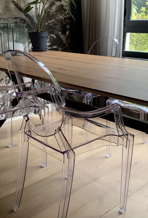 Transparent Chairs Dining, Transparent Chair, Glass Chair, Interior Restaurant, Clear Chairs, Acrylic Chair, Ghost Chairs, Wood Dining Room, Dining Sets