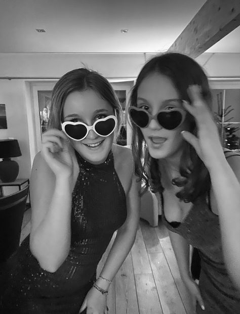 Two girls wearing sunglasses with hearts Aesthetic Friendship, Hearts Aesthetic, Friendship Party, Nye Outfits, New Year Photos, Friend Poses Photography, Pic Pose, Friend Poses, New Year’s Eve