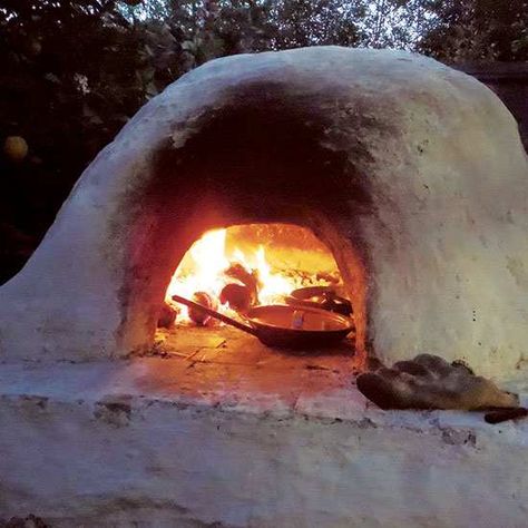 Cob Oven, Oven Diy, Stone Oven, Bake Bread, Clay Oven, Bread Oven, Outdoor Stove, Cook Dinner, Outdoor Remodel