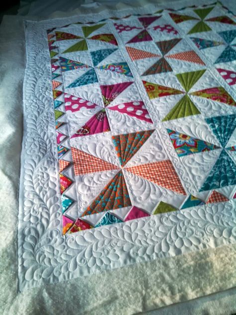 Beautiful quilting on this pinwheel quilt and it has prairie points. Love it!!!!! Pinwheel Quilt Pattern, Pin Wheel, Machine Quilting Patterns, Freemotion Quilting, Longarm Quilting Designs, Half Square Triangle Quilts, Machine Quilting Designs, Free Motion Quilt Designs, Baby Quilt Patterns