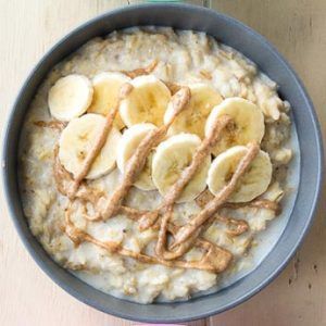 10 Healthy Porridge Toppings to help you and your family get a great start to the day! Many of these toppings are made with pantry staples, so you can easily make these toppings any day of the week. Get the ideas on www.theworktop.com. || #porridge #healthybreakfast #theworktop Basic Oatmeal Recipe, Low Calorie Oatmeal, Healthy Porridge, Porridge Toppings, Banana Porridge, Microwave Oatmeal, Oat Recipes, Porridge Recipes, Oatmeal Recipe