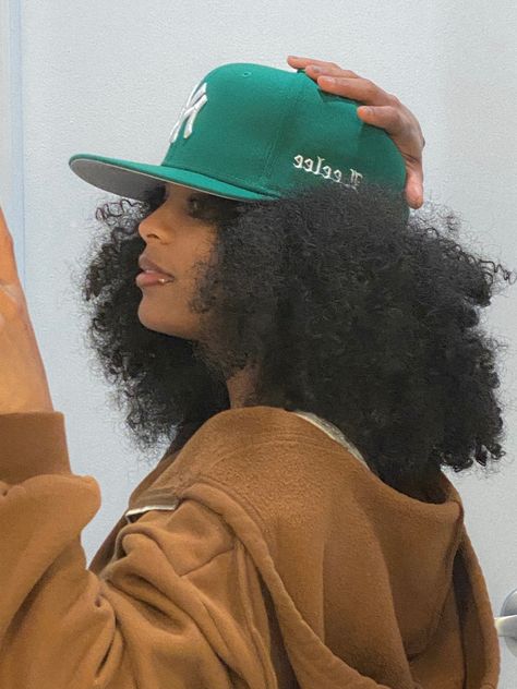 Womens Fitted Hat Outfit, Face Cap Outfit For Women, Afro Hair With Hat, Baseball Cap With Curly Hair, Snapback Hat Outfit For Women, Snapback Hats Outfit, Snapback Hat Outfit, Flat Cap Women Outfits, Hair With Baseball Hat