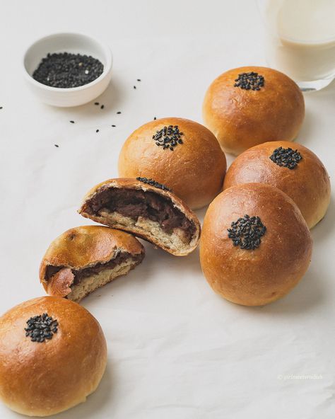 Red Bean Bun Recipe, Red Bean Bread, Bean Bread, Milk Bread Recipe, Japanese Bread, Korean Dessert, Sweet Red Bean, Adzuki Beans, Vegan Bakery