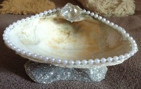 Seashell soap dish Shells Ideas, Seashell Soap, Coral Mirror, Charleston Trip, Seashell Art Diy, Shell Painting, Pearl Art, Oyster Shell Crafts, Seashell Projects