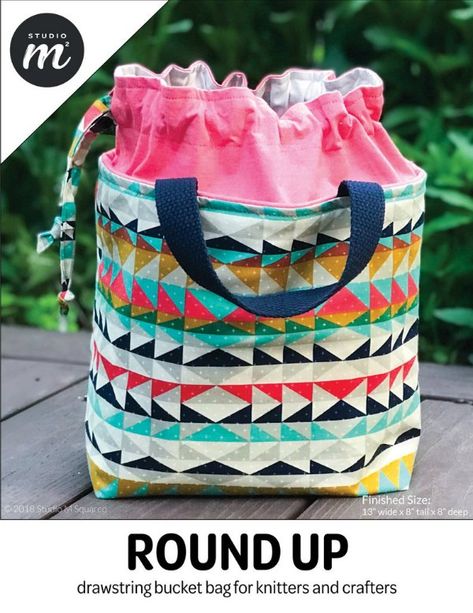 Sewing pattern for a bucket bag with drawstring top. Ideal craft project bag or knitting bag to sew. Knitting bag sewing pattern. Project bucket bag sewing pattern. Easy drawstring bag to sew. Drawstring bag sewing pattern. Bucket bag sewing pattern. #SewABag #BagSewingPattern #SewADrawstringBag #DrawstringBagSewingPattern #BucketBagSewingPattern Bags To Make, Handbag Sewing Patterns, Bag Inspiration, Bag Knitting, Small Travel Bag, Modern Bag, Bag Lunch, Knitting Bag, Drawstring Bucket Bag