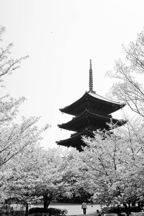 Japan Aesthetic Black And White, White Japanese Aesthetic Wallpaper, White Japan Aesthetic, Black And White Japanese Wallpaper, Japan White Aesthetic, Yokai Wallpaper, Black And White Japanese Aesthetic, White Manga Wallpaper, Japanese Landscape Wallpaper