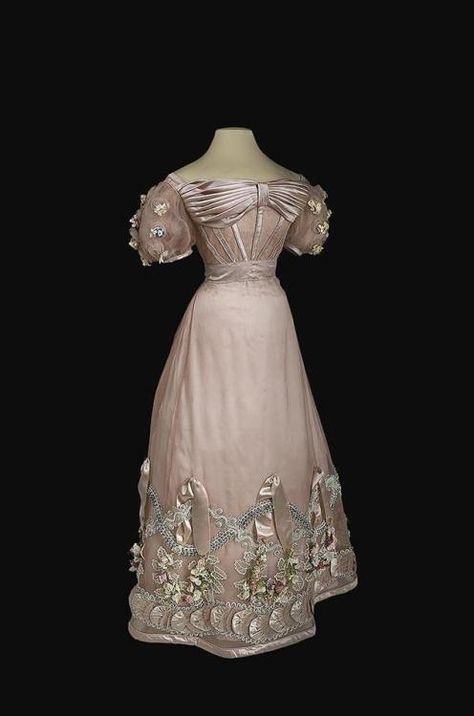 Ball gown of Princess Zinaida Ivanovna Yusupova, 1826-27From the... State Hermitage Museum, 1820s Fashion, 1830s Fashion, 1800s Fashion, Court Dresses, Hermitage Museum, Regency Fashion, 19th Century Fashion, Old Dresses