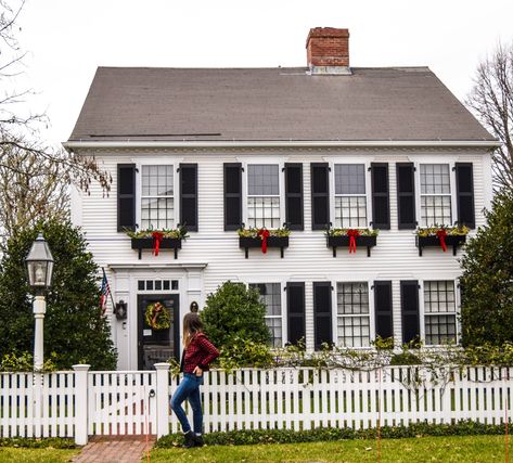 CThe Best coastal getaway to travel to in the off season! #getaway #weekendgetawayideas #weekendtrips #marthasvineyard #coastal #christmasinedgartown #frontdoor #coolhouses #newengland New England Colonial House, New England Christmas, England Christmas, New England Colonial, Holiday House Tours, Colonial House Exteriors, Christmas Destinations, Colonial Christmas, New England Homes