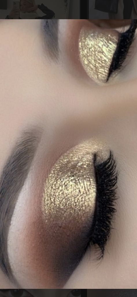 Black And Gold Smokey Eye, Black And Gold Makeup Looks, Gold Eyeshadow Makeup, Gold Make Up, Gold Smokey Eye, Gold Makeup Looks, New Year's Makeup, Gold Eyeshadow, Holiday Beauty