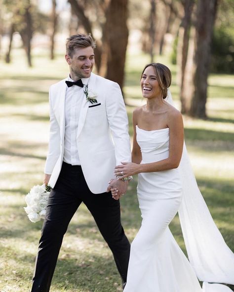 Gorgeous bride Alisha looking effortlessly beautiful in the Chosen by Kyha Lucia gown 💫⁣ @chosenbykyha @alisharutherford Captured by @lamomentphotography #chosenbykyha #luciagown #thesuite #thesuitebride #thesuitebridal #Regram via @www.instagram.com/p/C1JI7rrsEY3/?next=%2F Lucia Chosen By Kyha, Chosen By Kyha Lucia, Planning 2023, Chosen By Kyha, Photography Moodboard, Simple Elegant Wedding Dress, Wedding Wardrobe, Foto Wedding, Ibiza Wedding