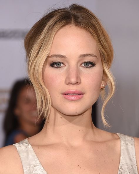 Jennifer Lawrence Red Carpet, Beach Waves Tutorial, Jennifer Laurence, Red Carpet Makeup, Red Carpet Hair, Beauty Magic, Jennifer Lawrence, Jennifer Aniston, Cut And Color