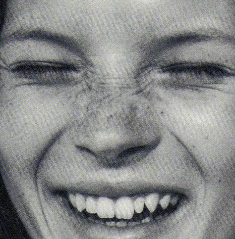 adorable-freckles-kate-moss-smile-Favim.com-491970 | by imlikethebirdsintheair Doutzen Kroes, Who Runs The World, Foto Art, Her Eyes, Just Smile, Kate Moss, A Black, Beautiful People, Beauty Hacks