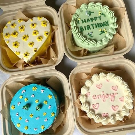 Korean Cakes, Picnic Cake, Small Birthday Cakes, Making Sweets, Pinterest Cake, Tiny Cakes, Birthday Lunch, Korean Cake, Simple Cake Designs