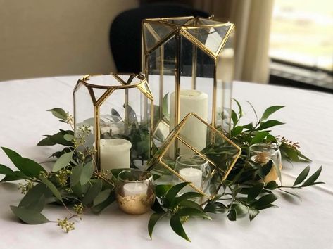 Tafel Decor, Wedding Reception Centerpieces, Reception Centerpieces, Wedding Table Decorations, Wedding Table Centerpieces, Gold Geometric, Wedding Deco, Backyard Wedding, Table Centerpieces