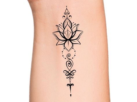 Tatouage temporaire Lotus Unalome ***************** Taille: La taille de ce tatouage temporaire est denviron 3 pouces ***************** Directions: 1. Coupez lexcès de papier autour du tatouage avec des ciseaux pour éliminer tout adhésif inutile sur votre peau après lapplication. 2. Décollez Lotus Unalome Tattoo Meaning, Unalome Tattoo Wrist, Unalome And Lotus Tattoo, Lotus Tattoo Design For Women, Unalome Tattoo Placement, Moon And Lotus Tattoo, Lotus Tattoo Ideas For Women, Unalome Tattoo Female Design, Unalome Lotus Tattoo