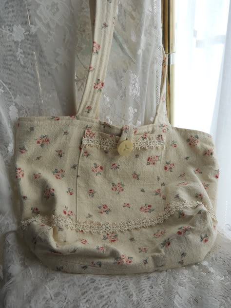 Shabby Chic tote bag sewn by Kate Stern. Hand Sewn Tote Bag, Sewn Tote Bags, Sewn Purse, Sunday Morning Aesthetic, Parents Aesthetic, Tote Bags Diy, Shabby Chic Outfits, Sewn Bags, Shabby Chic Clothing