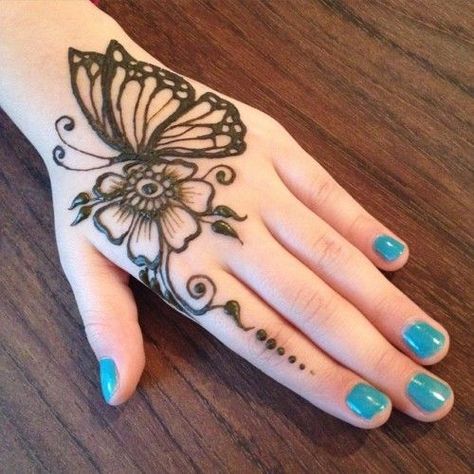 Butterfly Tattoo On Hand, Henna Butterfly, Henna Tattoo Designs Arm, Henne Tattoo, Cute Henna Tattoos, Inai Pengantin, Jagua Henna, ليلو وستيتش, Tattoo On Hand