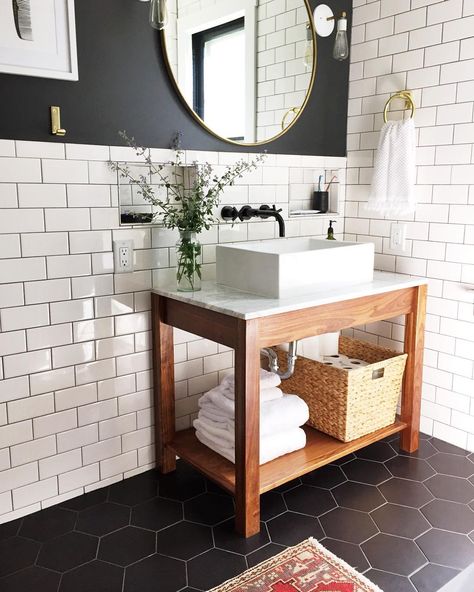 If you are thinking about renovating a bathroom and don't know where to start, then this article is for you! Makeover Kamar Mandi, Modern Bathroom Remodel, Mid Century Modern Bathroom, Bad Inspiration, Bathroom Tile Designs, Black Tiles, Bathroom Reno, Bath Remodel, Apartment Inspiration