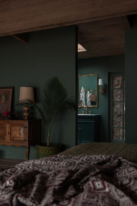 Dark Teal Bedroom Ideas, Dark Teal Bedroom, Forest Green Bedrooms, Emerald Green Bedrooms, Dark Green Rooms, Green Bedroom Walls, Dark Green Walls, Teal Bedroom, Earthy Bedroom