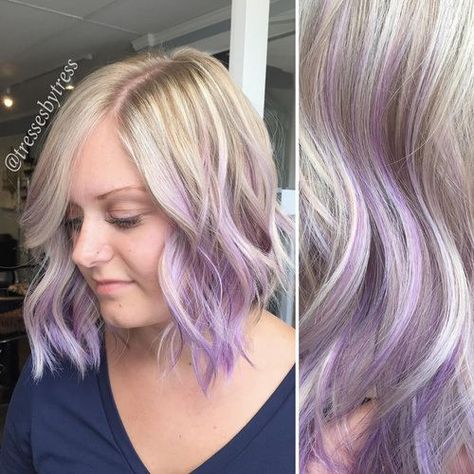 Source A great example of how you can use bright colors in a subtle way. Blonde Bayalage, Balayage Blond, Blond Balayage, Hair Chalk, Hair Color Pastel, Lavender Hair, Ash Blonde Hair, Blonde Hair Looks, Winter Hair Color