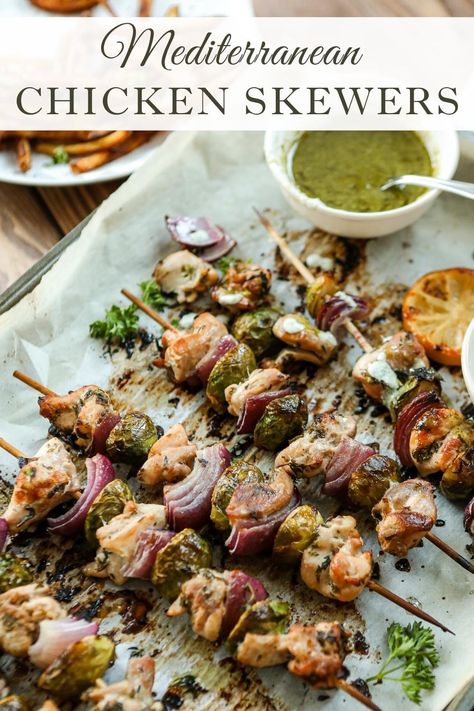 Mediterranean Chicken Skewers Recipes, Moroccan Chicken Skewers, Mediterranean Buffet Ideas, Medditeranean Food Recipes Chicken, Mediterranean Skewers, Mediterranean Chicken Skewers, Mediterranean Chicken Kabobs, Mediterranean Kabobs, Mediterranean Board