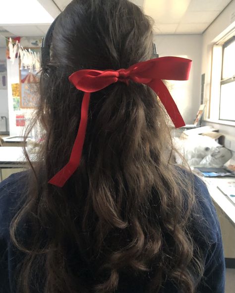 Red Ribbon Hairstyles, Red Ribbon Hair, Spotify Themes, Lana Concert, Red Hair Ribbon, Graduation Hair, Picture Day Hair, Dark Red Hair, Red Brown Hair