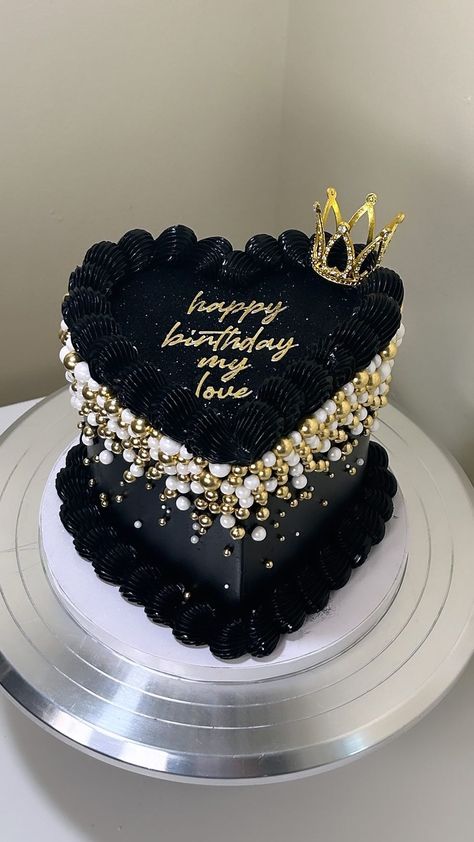 ximi_treats | Gold and black heart cake 🖤 | Instagram Gold Glitter Birthday Cake, Scorpio Birthday Cake Black, Gold Black Cake Birthday, 25th Birthday Cupcakes For Women, Black Heart Shaped Birthday Cake, Cakes For 22nd Birthday, Masquerade Birthday Cake, Black And Gold Heart Cake, Sweet 16 Heart Cake