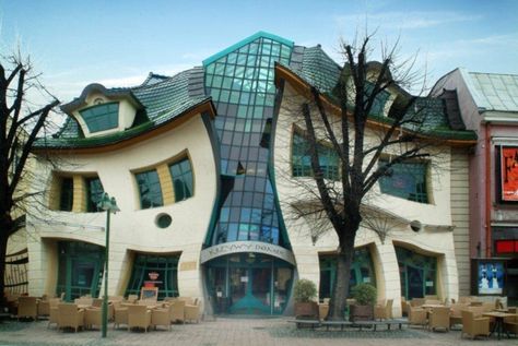 The crooked house in Poland is very famous because of its unique shape. It has become the most photographed object in the whole of Poland and one of the famous buildings in the world. Funky Buildings, Houses In Poland, Sopot Poland, Unusual Houses, Interesting Houses, Crooked House, Unusual Buildings, Modern Metropolis, Unusual Homes