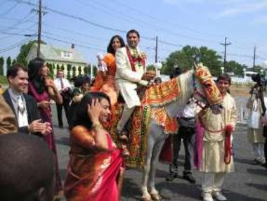 In NJ - Pokie the horse gets hit on the road and officer kindly euthanizes it instead of letting it suffer.  GOOD FOR HIM! Taiwanese Wedding, Hindu Wedding Photos, शादी की तस्वीरें, Indian Marriage, Groom Photoshoot, Horse Wedding, Inside Weddings, Indian Wedding Video, India Wedding