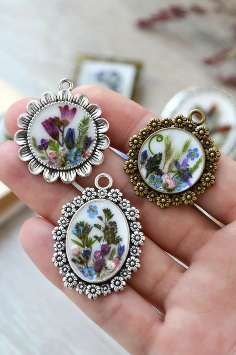 Diy Resin Earrings, Epoxy Jewelry, Flower Resin Jewelry, Resin Art Painting, Diy Resin Projects, Resin Jewelry Diy, Resin Clay, Resin Tutorial, Diy Resin Art